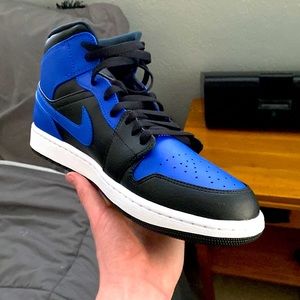 Black hyper Royals Jordan 1’s, comes with crease protectors